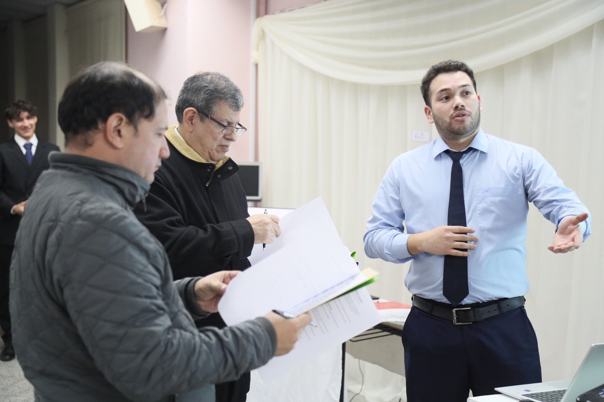 Sembrando ideas, construyendo futuro Proyectos de RSU en UNIBE Asunción (3)