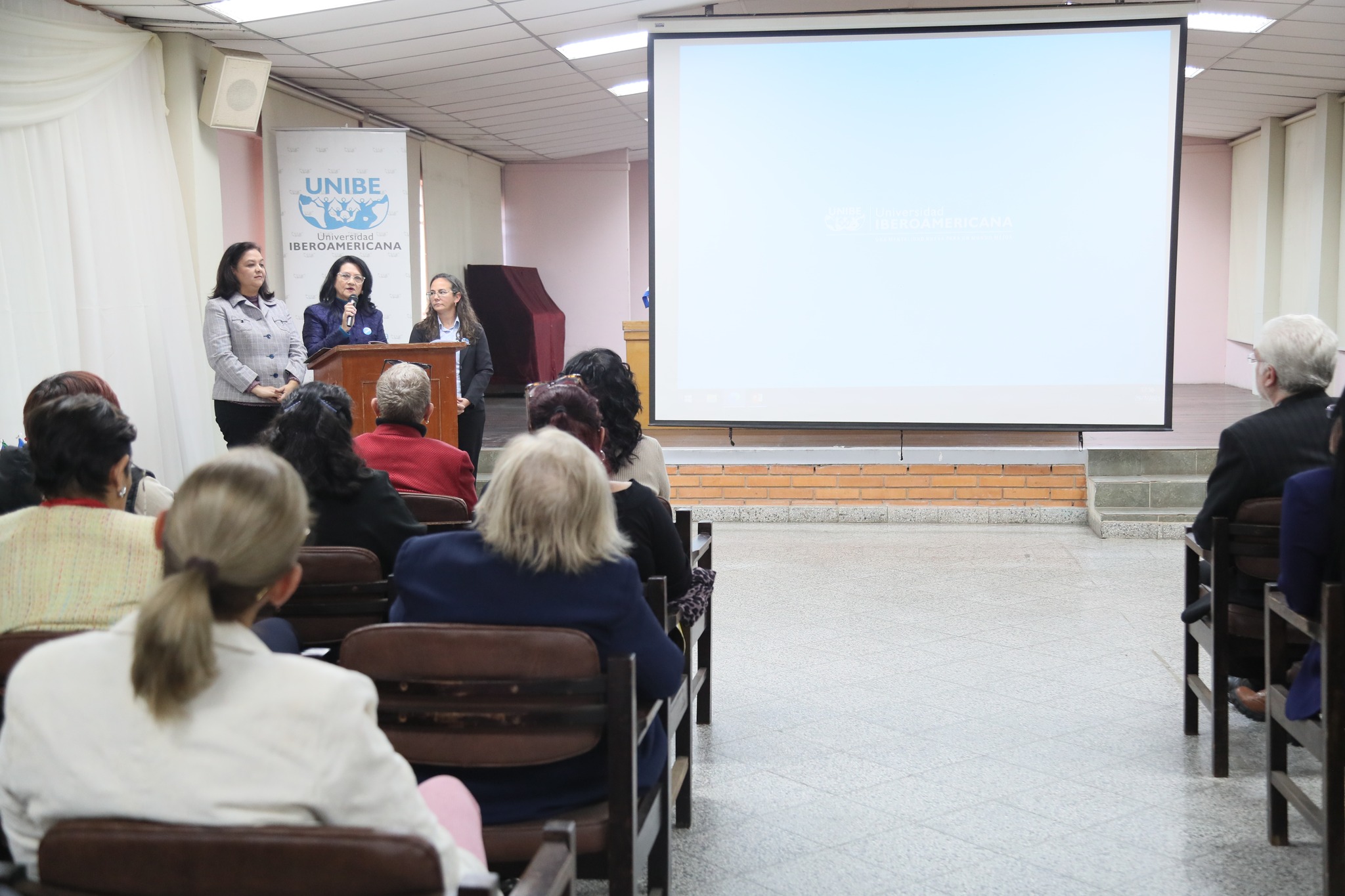 UNIBE realiza su Claustro Docente con presentación de informes de medio término (5)