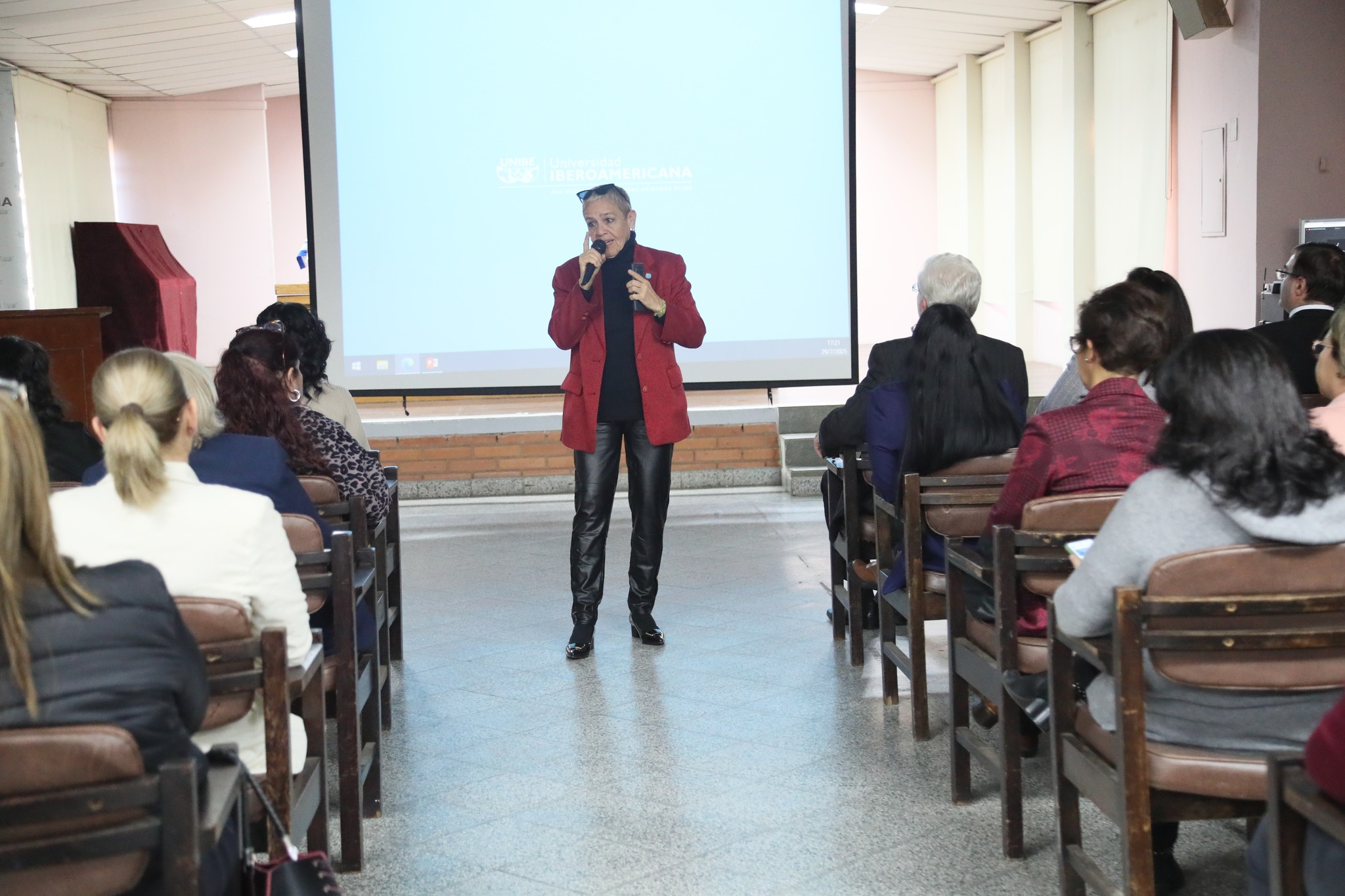 UNIBE realiza su Claustro Docente con presentación de informes de medio término (8)