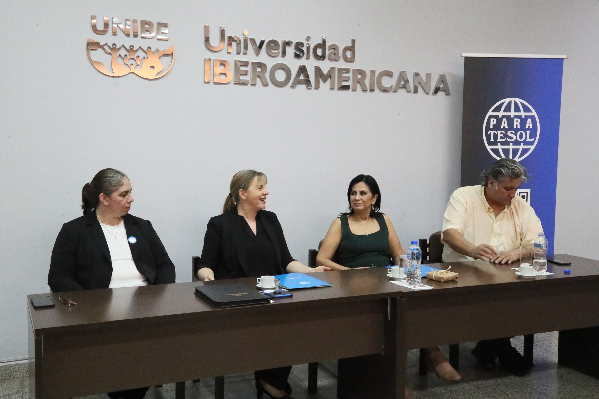 UNIBE y PARATESOL formalizan alianza estratégica para fortalecer la enseñanza del inglés (2)