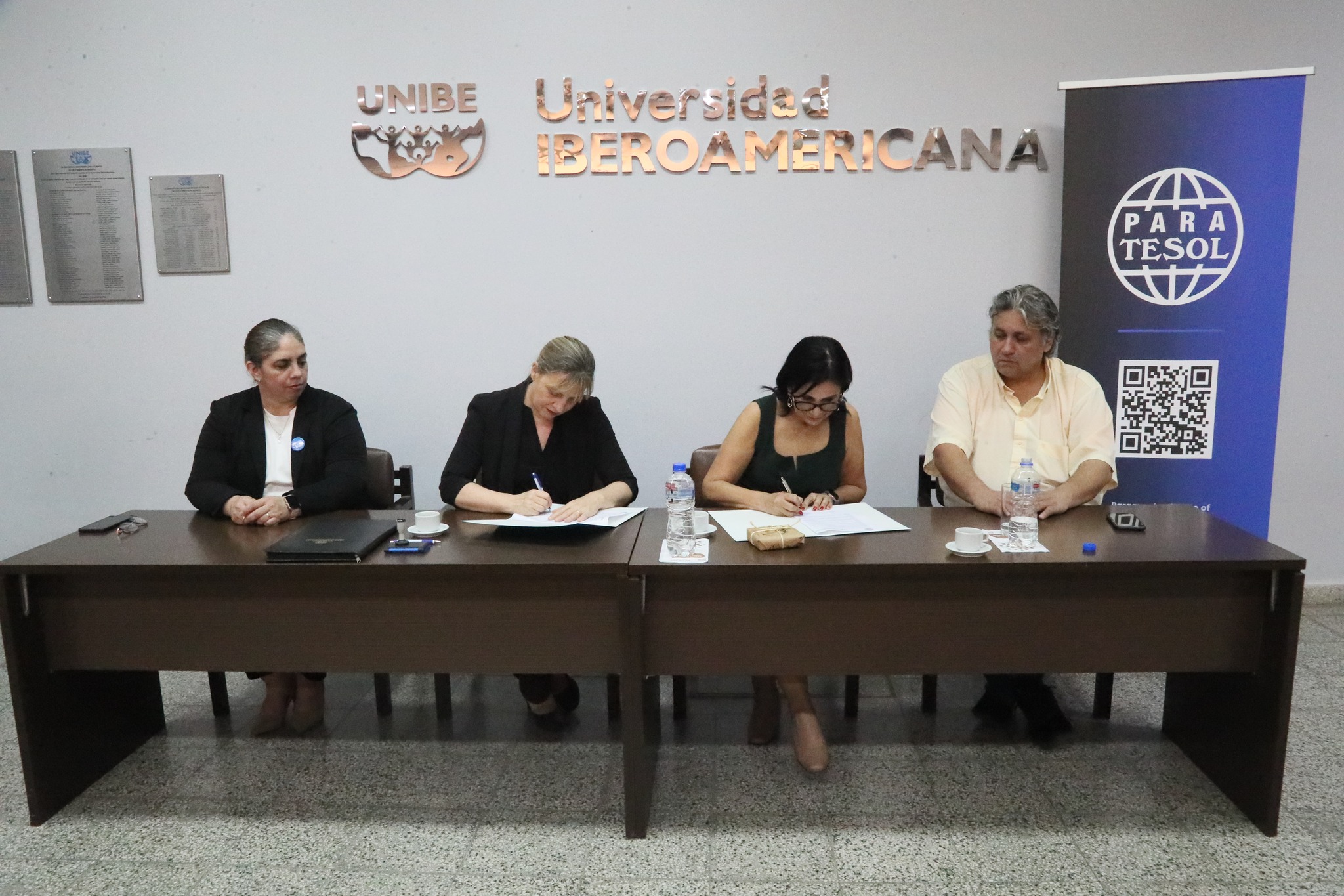 UNIBE y PARATESOL formalizan alianza estratégica para fortalecer la enseñanza del inglés (3)