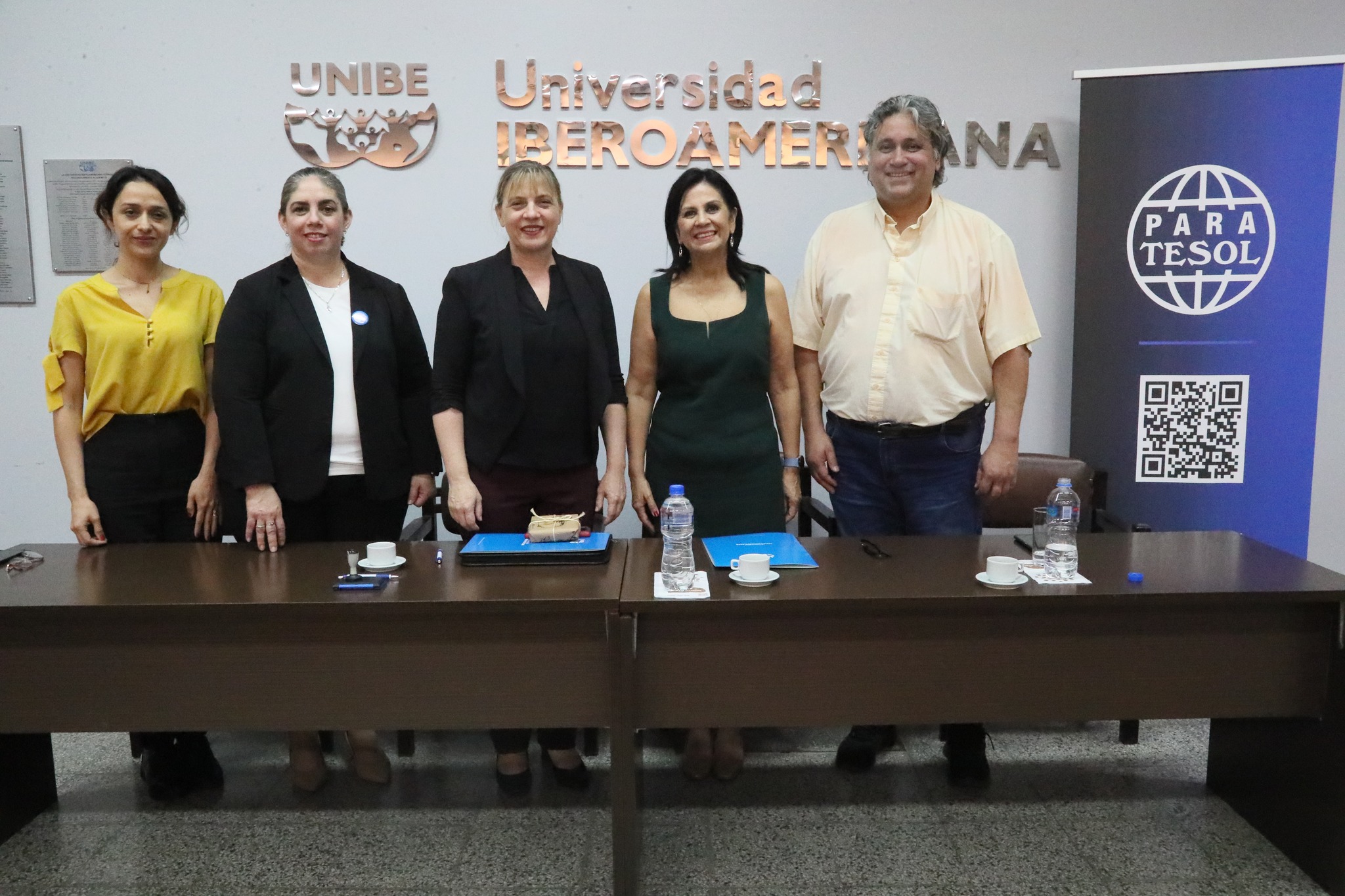 UNIBE y PARATESOL formalizan alianza estratégica para fortalecer la enseñanza del inglés (6)