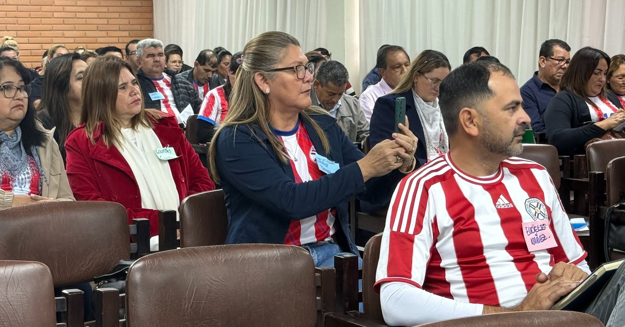 Liderando espacios de desarrollo profesional para educadores del paÃs (1)
