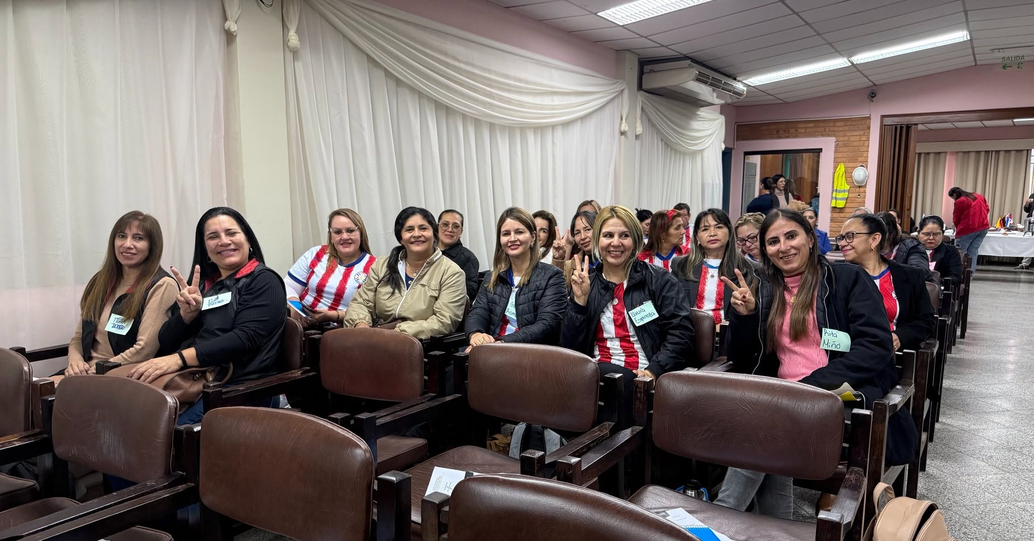 Liderando espacios de desarrollo profesional para educadores del paÃs (4)