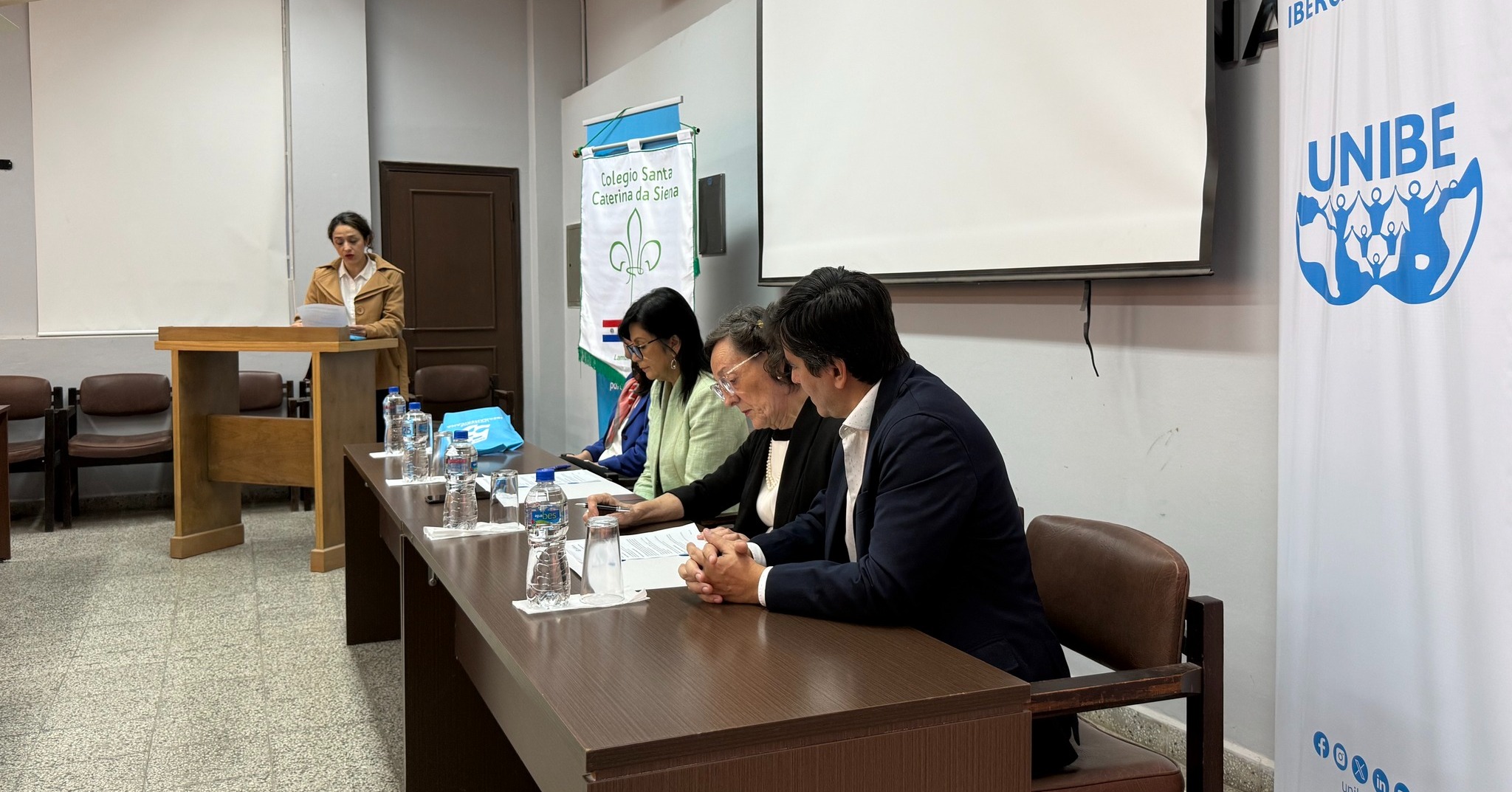 UNIBE y el Colegio Santa Caterina Da Siena juntos por la innovación (2)