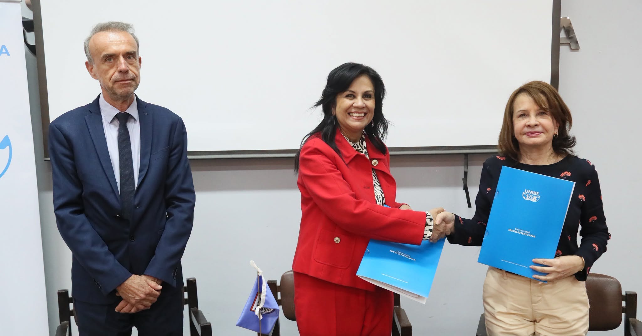 Alianza estratégica UNIBE y la Alianza Francesa consolidan acuerdo de colaboración académica y científica (4)
