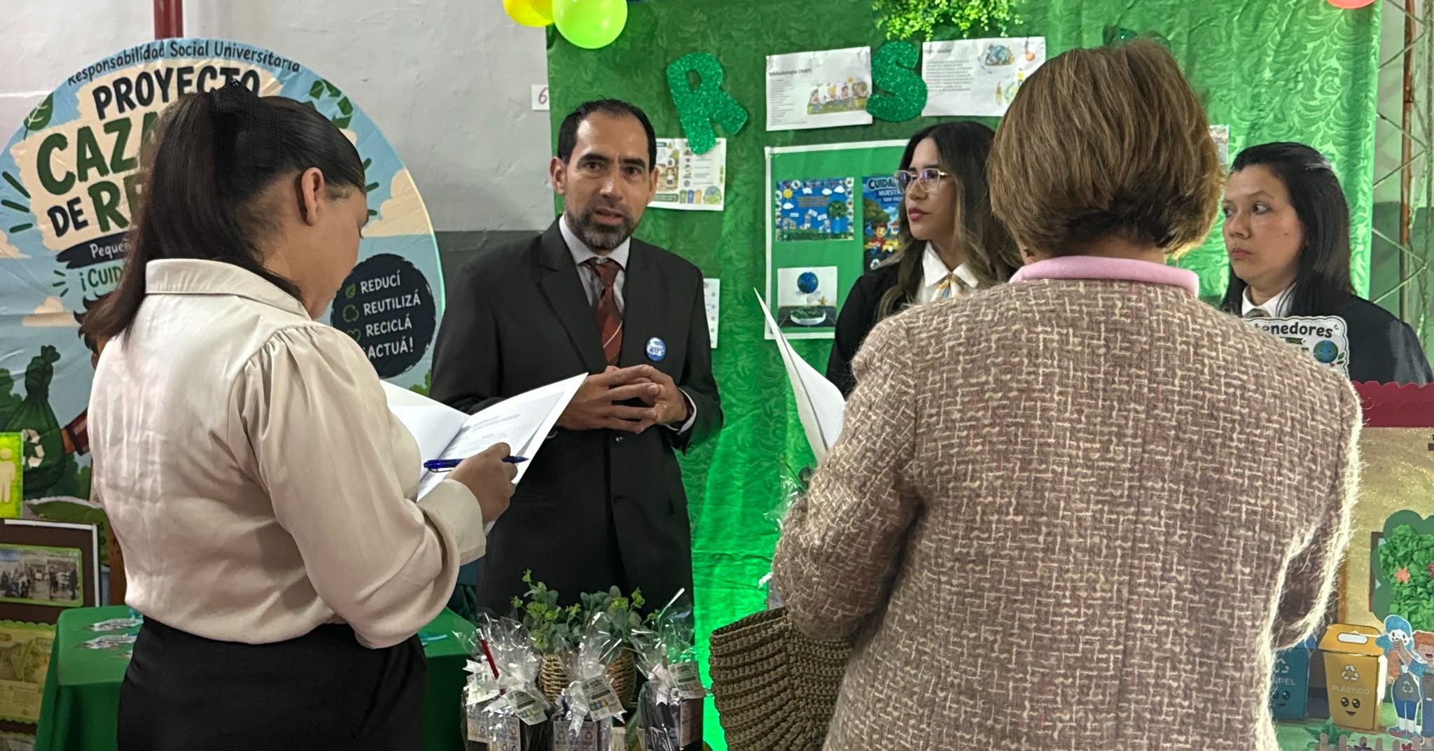 Educación en acción Estudiantes del Plan Docente presentan proyectos de RSU (2)