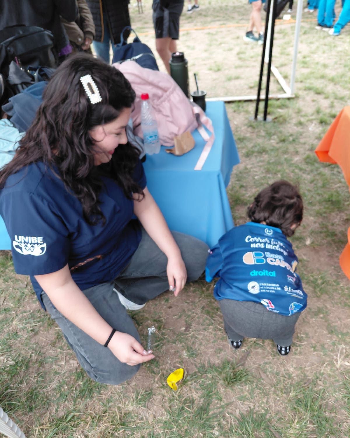 Estudiantes de Psicología y Psicopedagogía de la UNIBE participaron como voluntarios en Paraguay Corre por el Autismo 2026 (3)