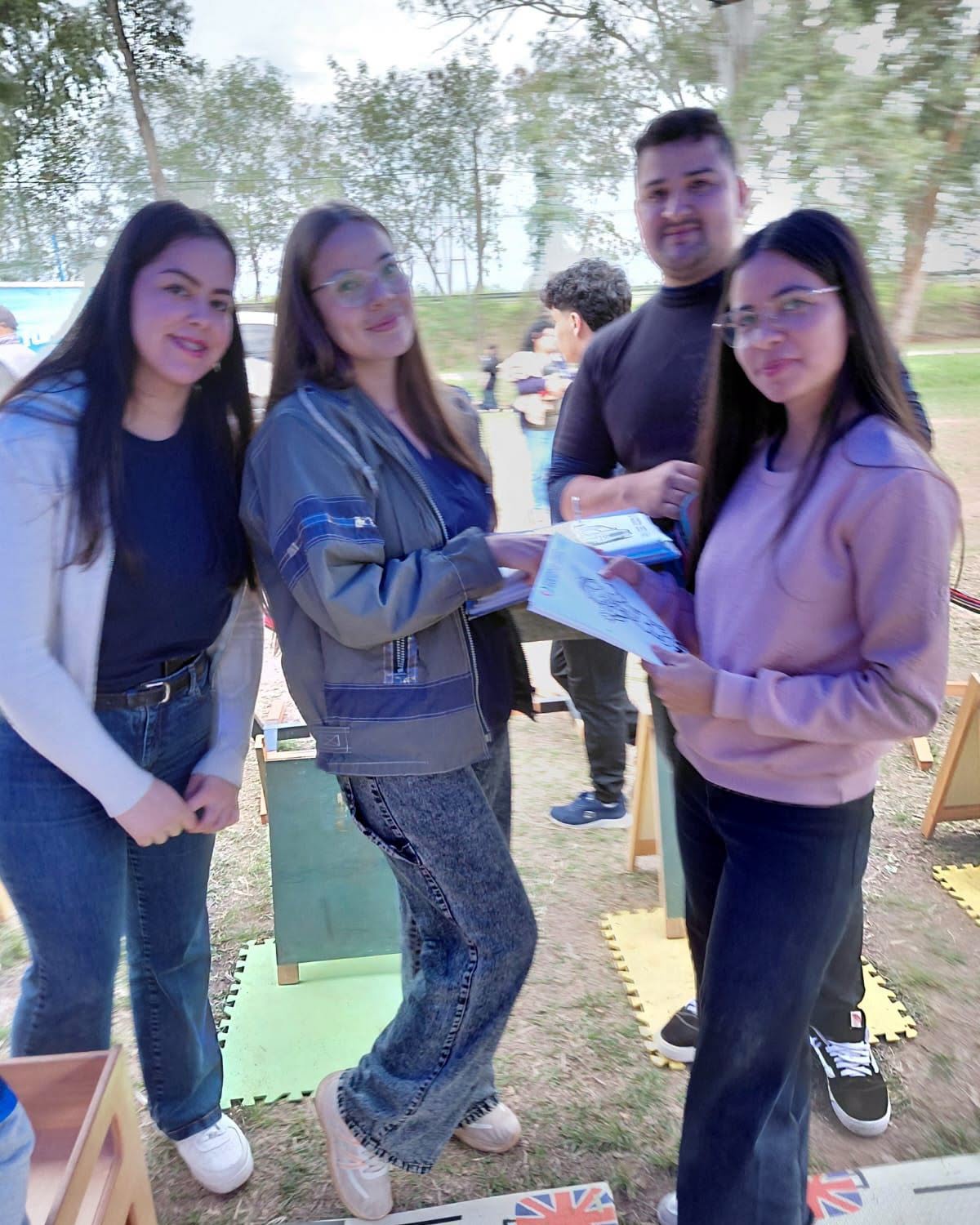 Estudiantes de Psicología y Psicopedagogía de la UNIBE participaron como voluntarios en Paraguay Corre por el Autismo 2026 (4)