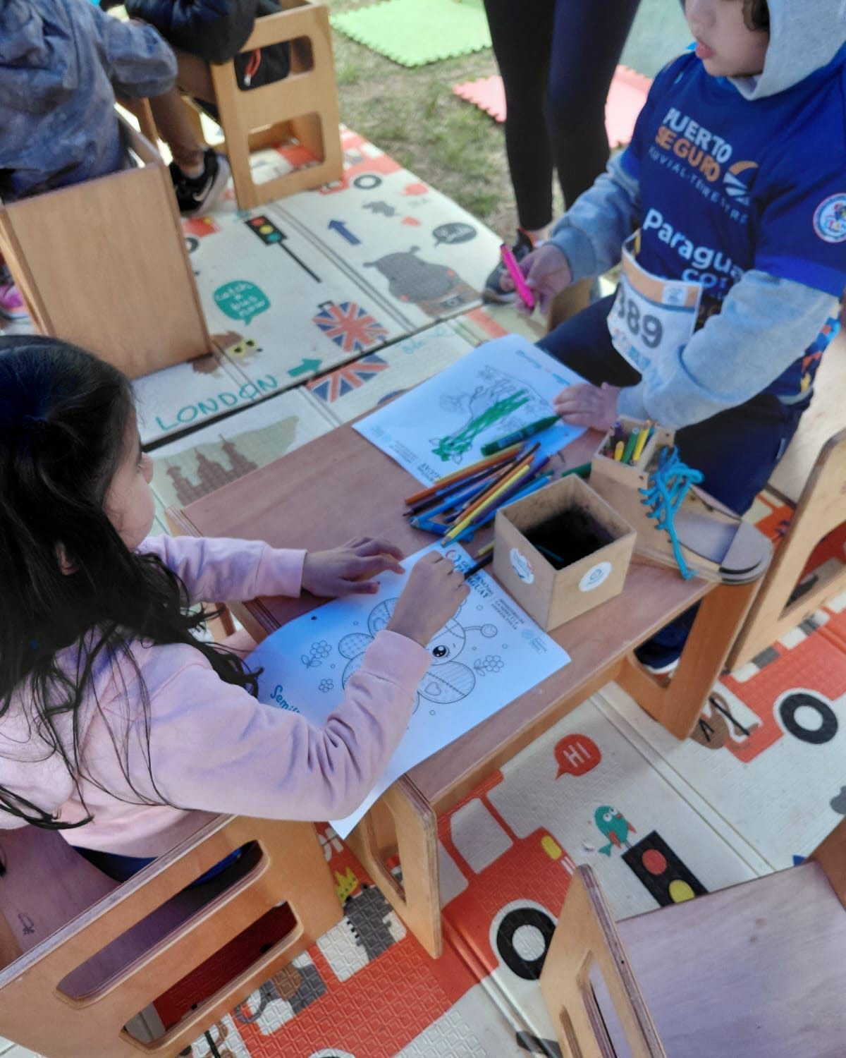 Estudiantes de Psicología y Psicopedagogía de la UNIBE participaron como voluntarios en Paraguay Corre por el Autismo 2026 (6)
