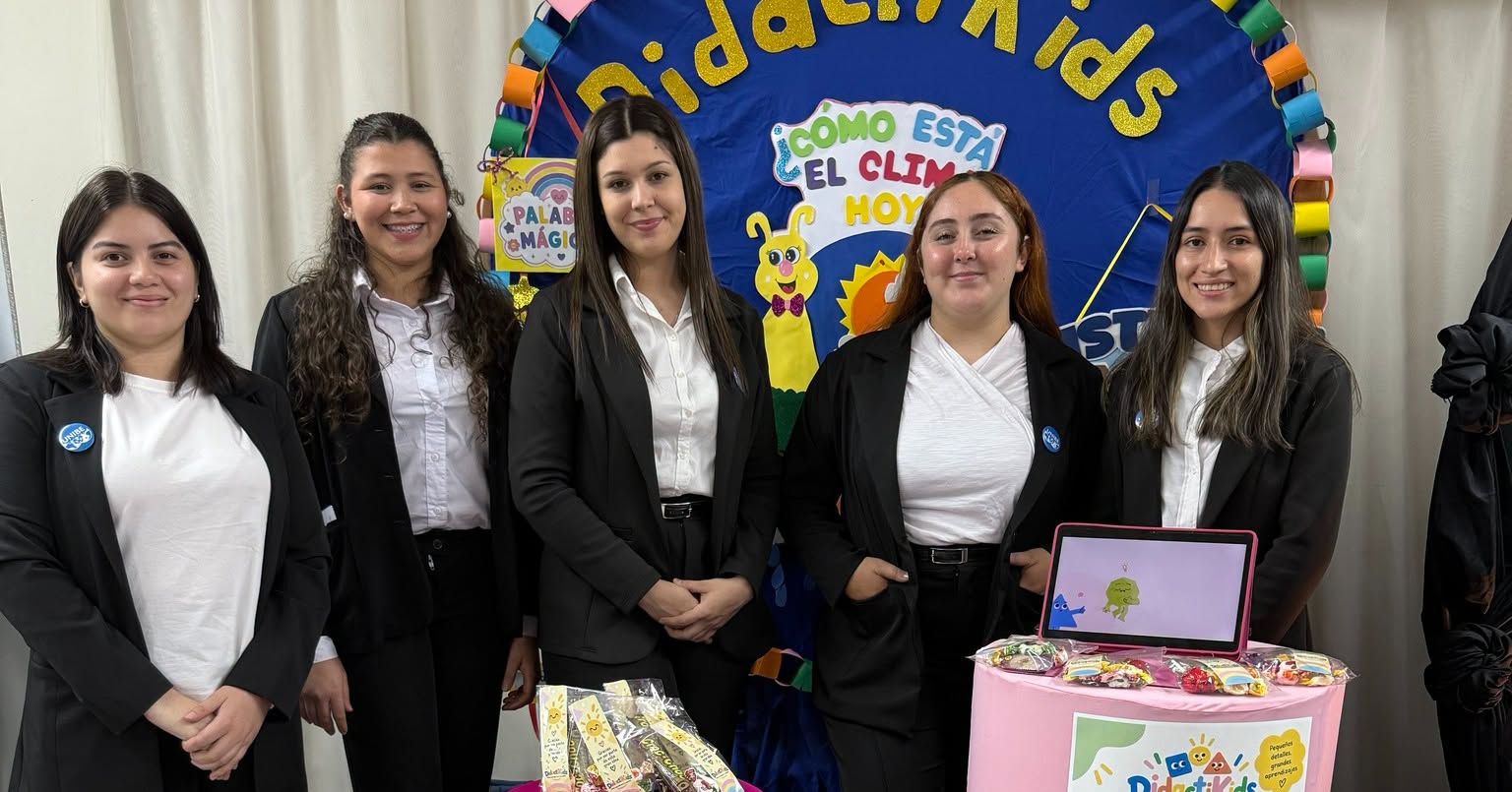 Estudiantes de la UNIBE Sede Asunción presentaron proyectos de innovación en la Expo Emprendimientos (5)