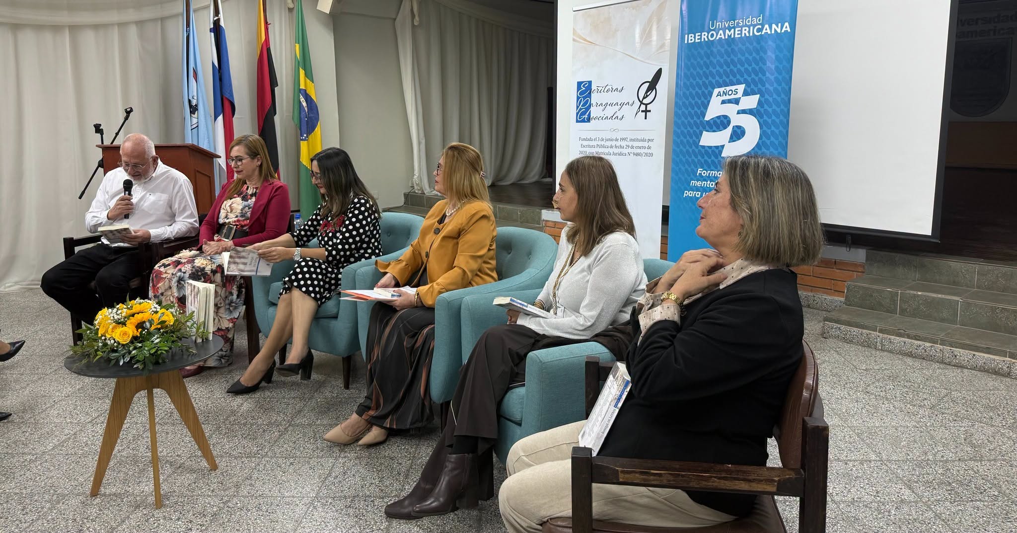 Presentación de la antología Bosque de Letras de Escritoras Paraguayas Asociadas en la UNIBE (6)