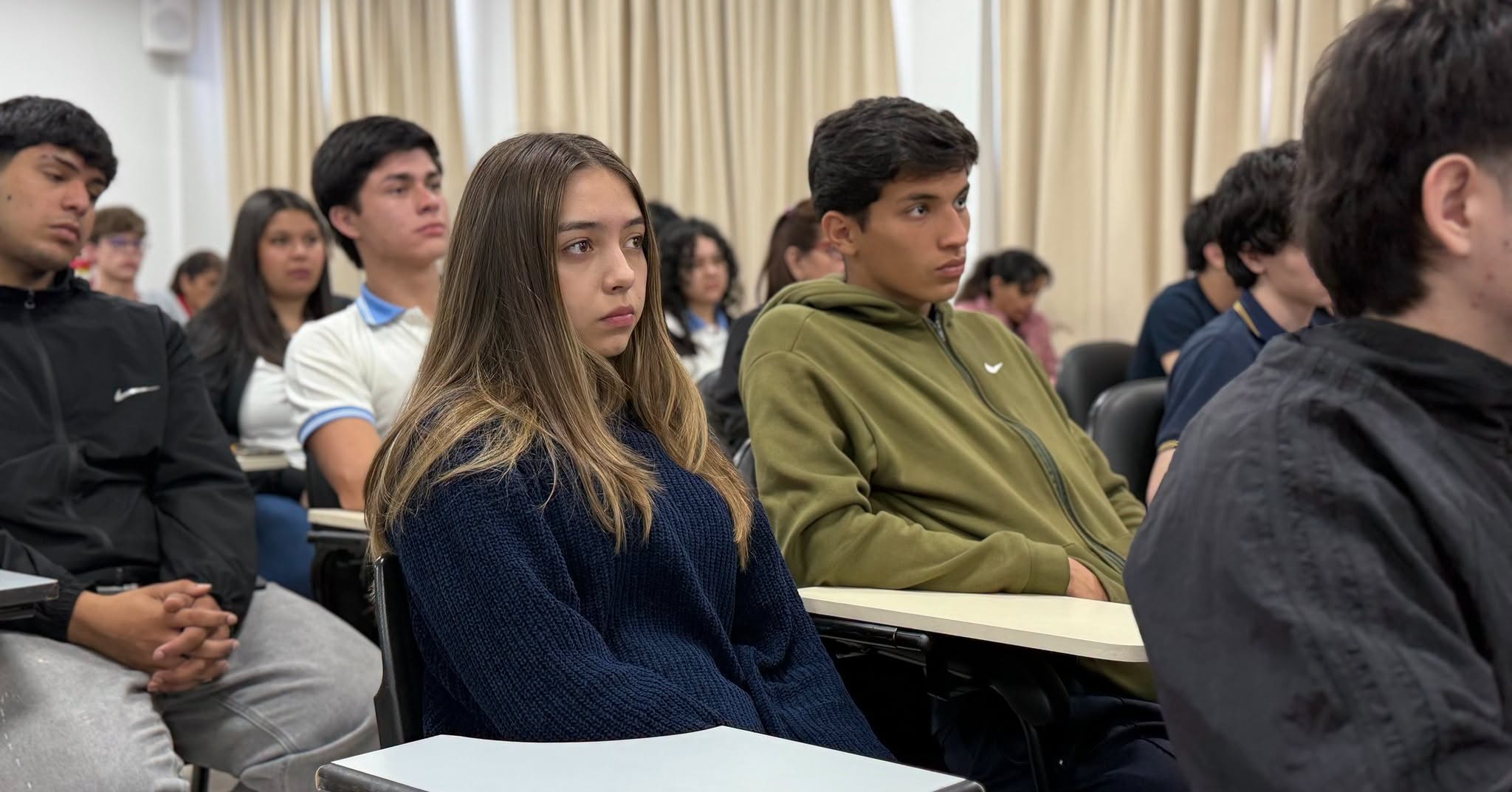 La UNIBE Filial San Lorenzo orientó a jóvenes postulantes en la Expo Carreras 2026 (2)