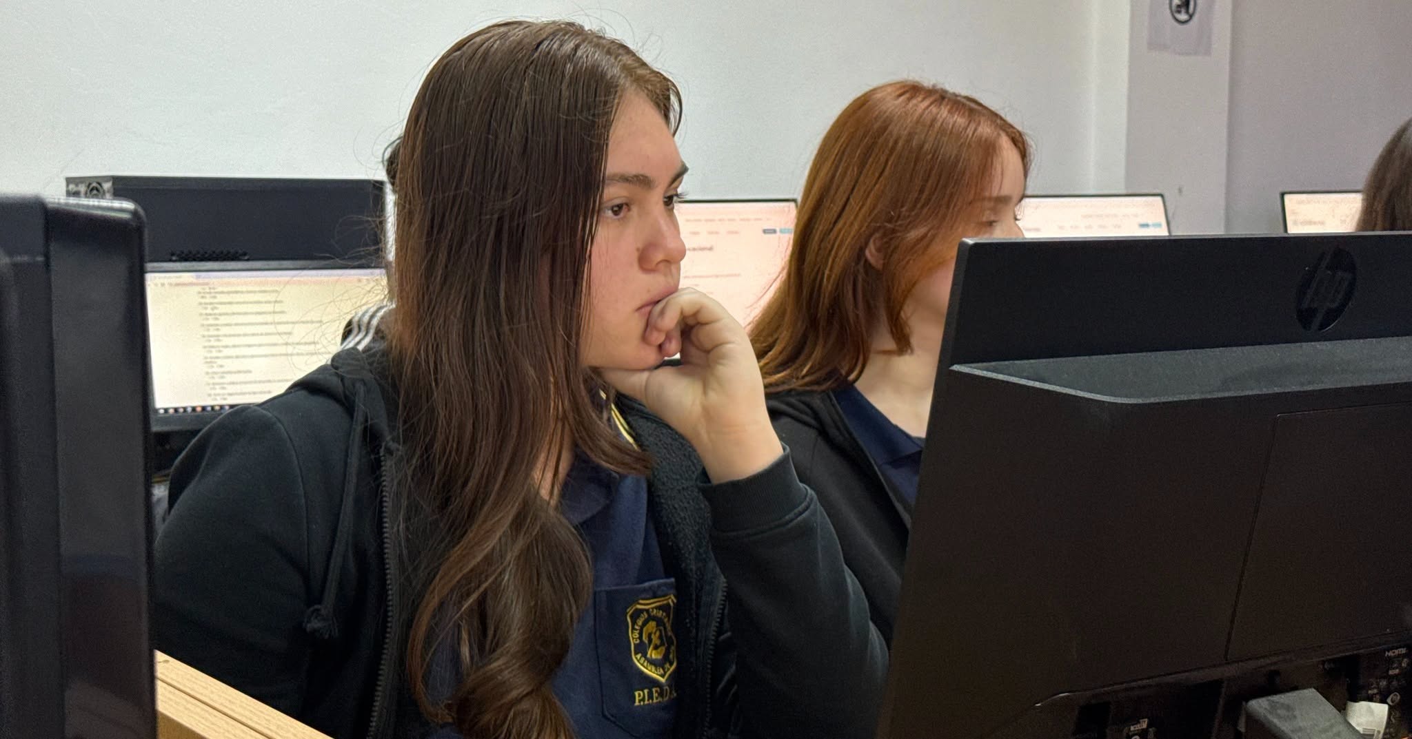 La UNIBE Filial San Lorenzo orientó a jóvenes postulantes en la Expo Carreras 2026 (5)