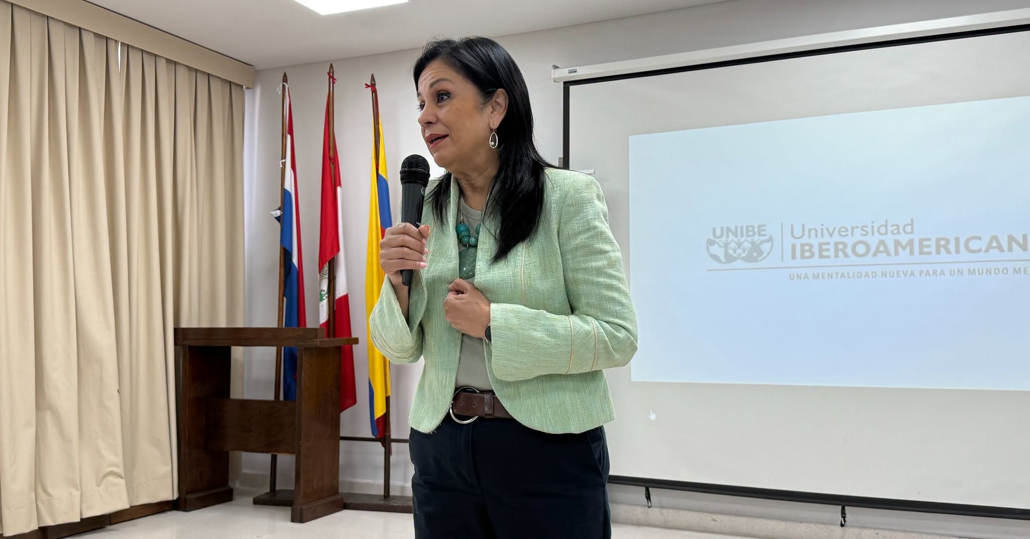 La UNIBE Filial San Lorenzo orientó a jóvenes postulantes en la Expo Carreras 2026 (8)