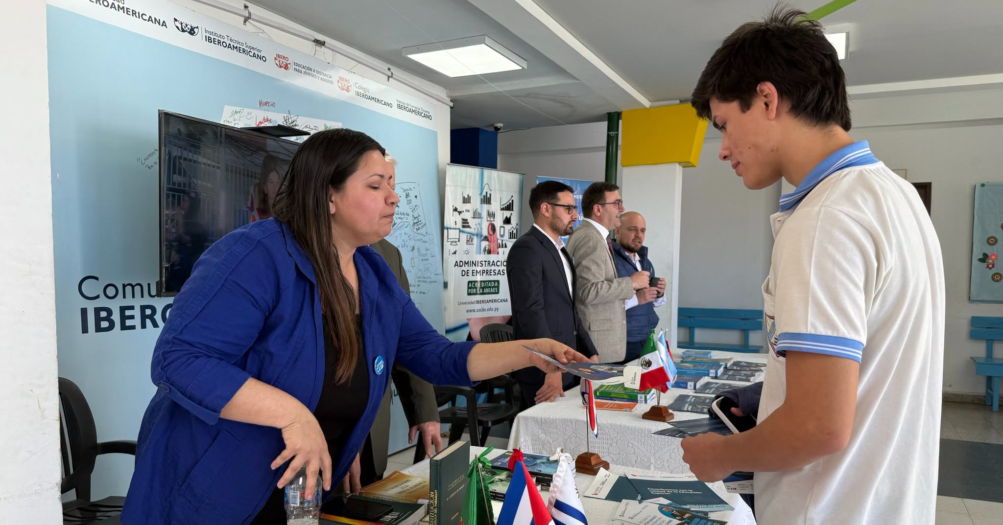 La UNIBE Filial San Lorenzo orientó a jóvenes postulantes en la Expo Carreras 2026 (9)